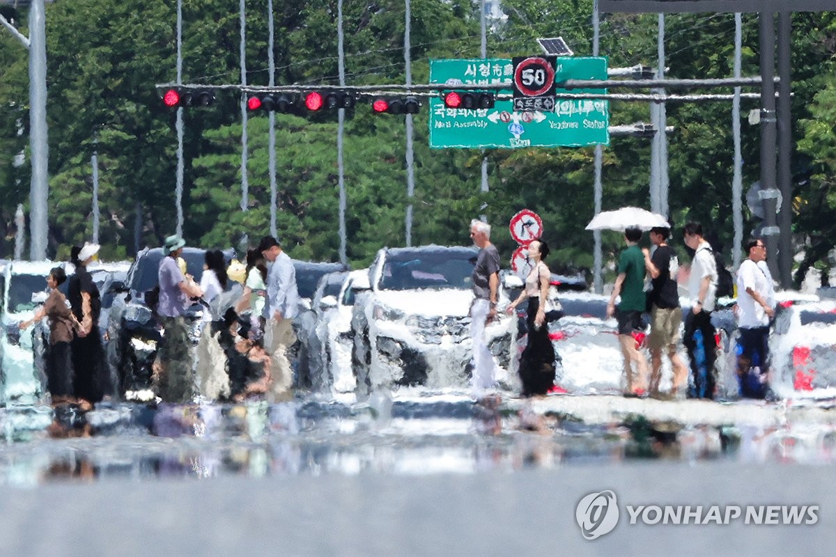 폭염에 이글거리는 도로