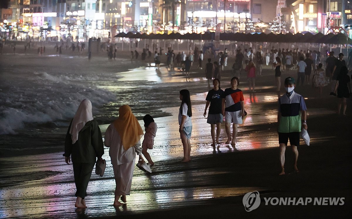 열대야 속 해변에서 더위 식히는 시민들