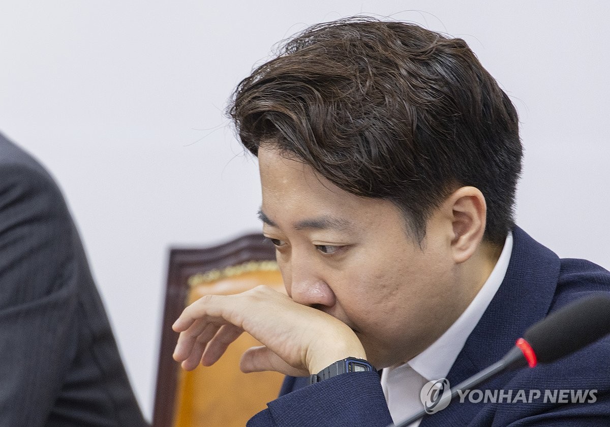 생각에 잠긴 개혁신당 이준석 대표