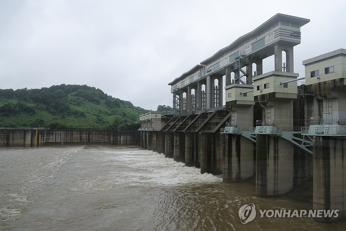 임진강물 방류하는 군남댐