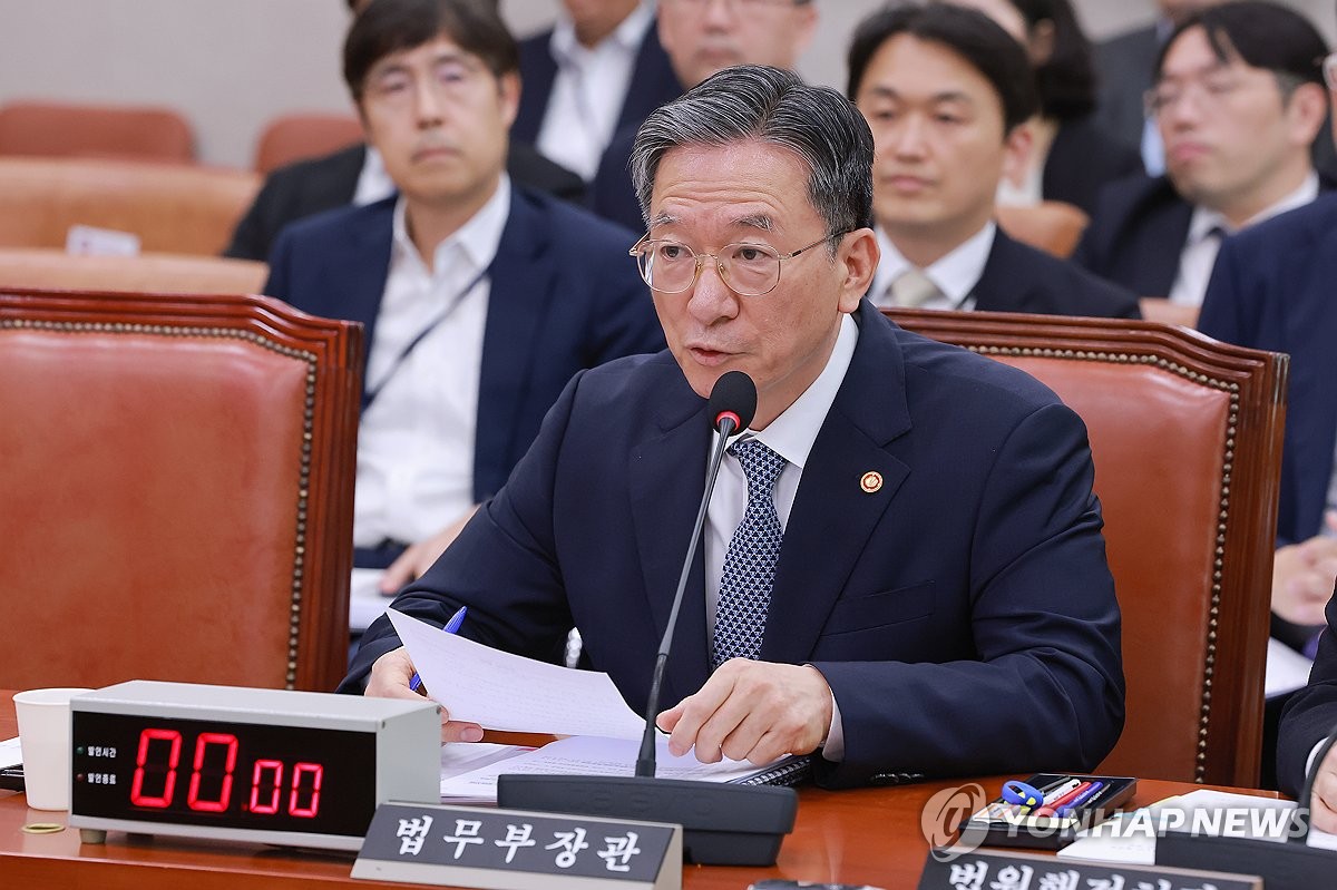 법사위에서 의원 질의에 답하는 정성호 법무장관