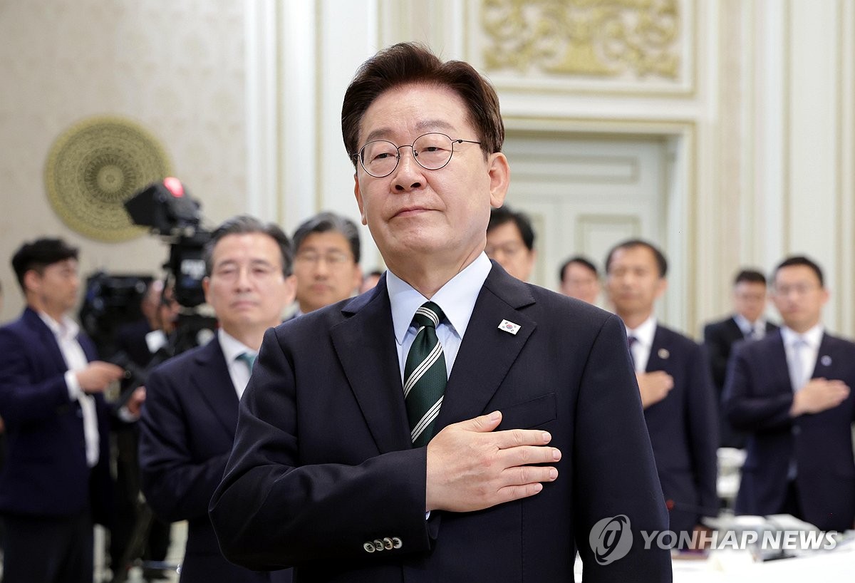 국민의례하는 이재명 대통령