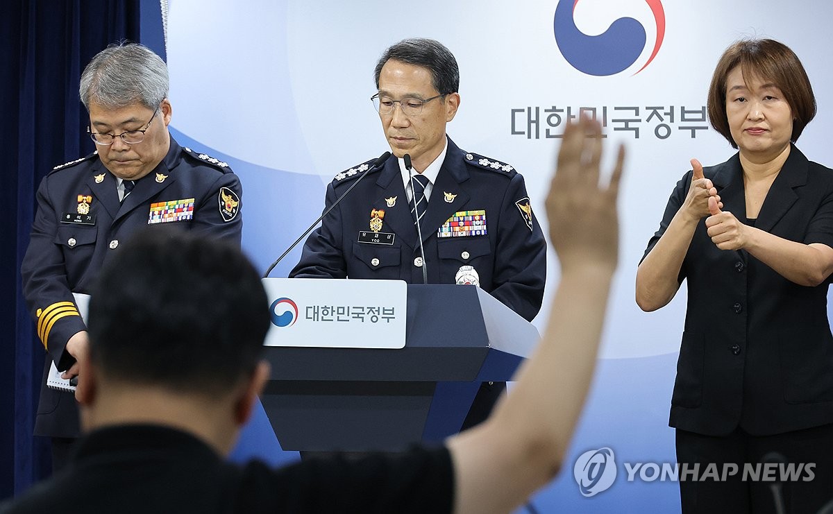질문 받는 유재성 경찰청장 직무대행