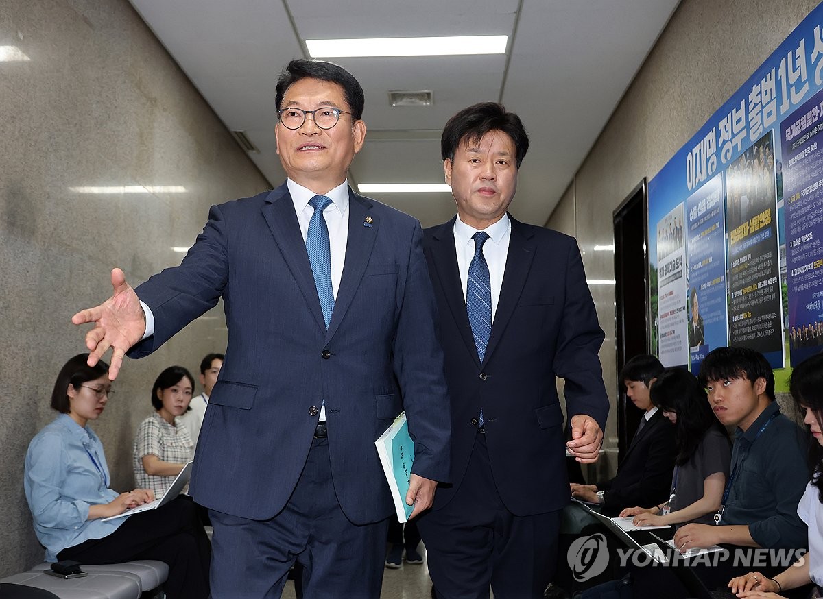비공개 최고위원회의 찾는 송영길-김용