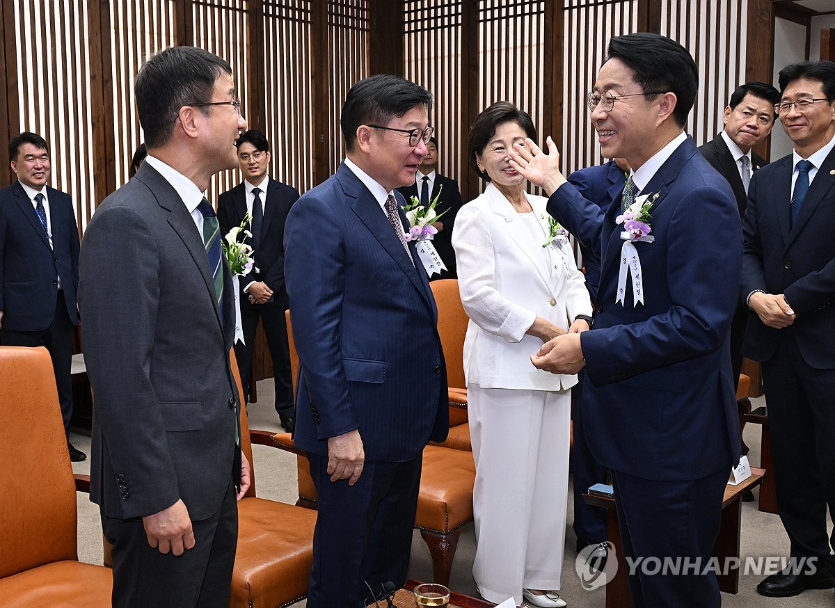 여야 원내대표와 얘기 나누는 조정식 국회의장