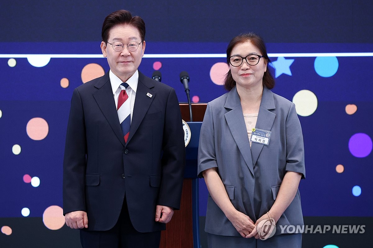 이재명 대통령, 박미경 빛의 위원장 위촉장 수여