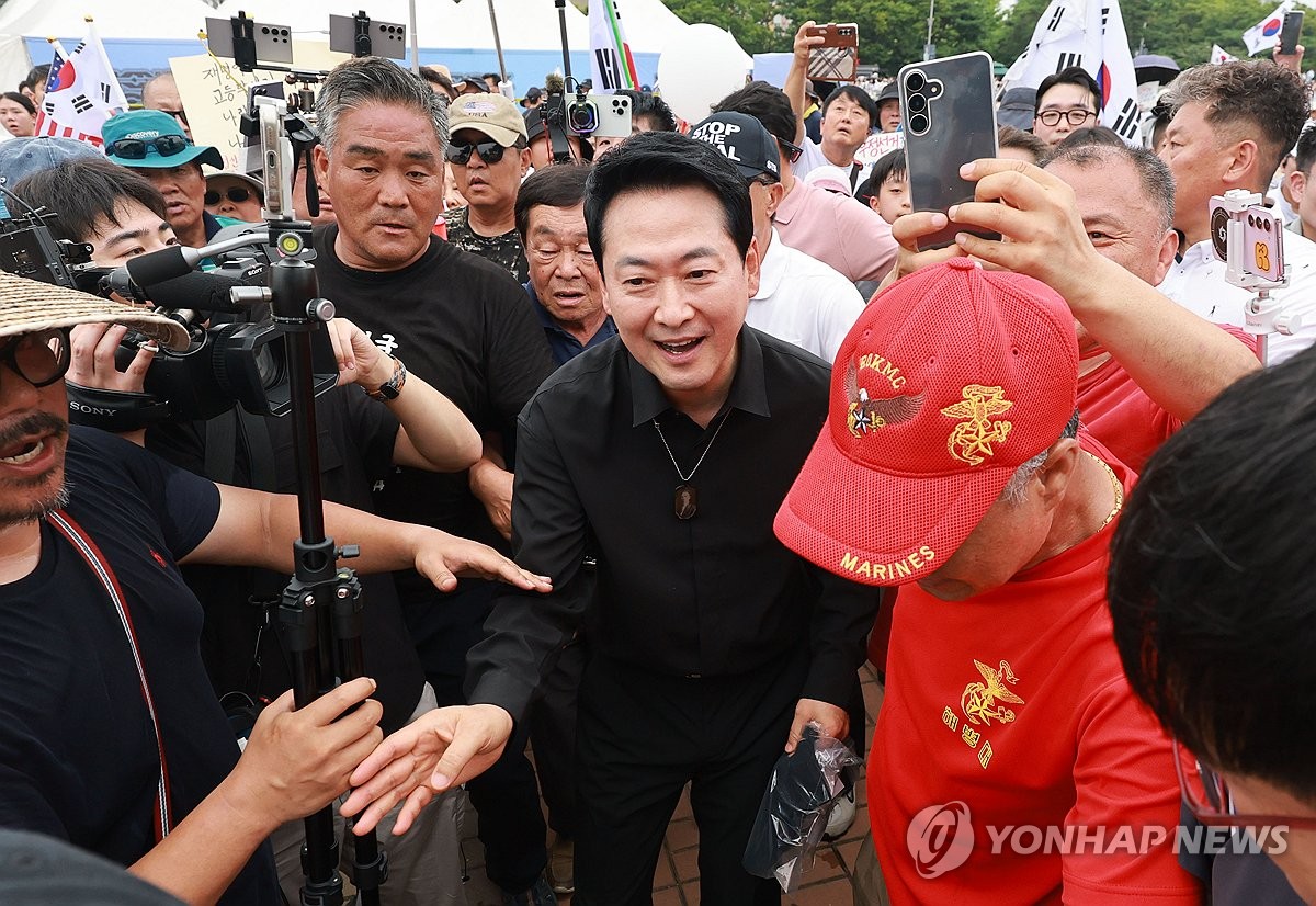 지지자들에게 인사하는 장동혁 대표