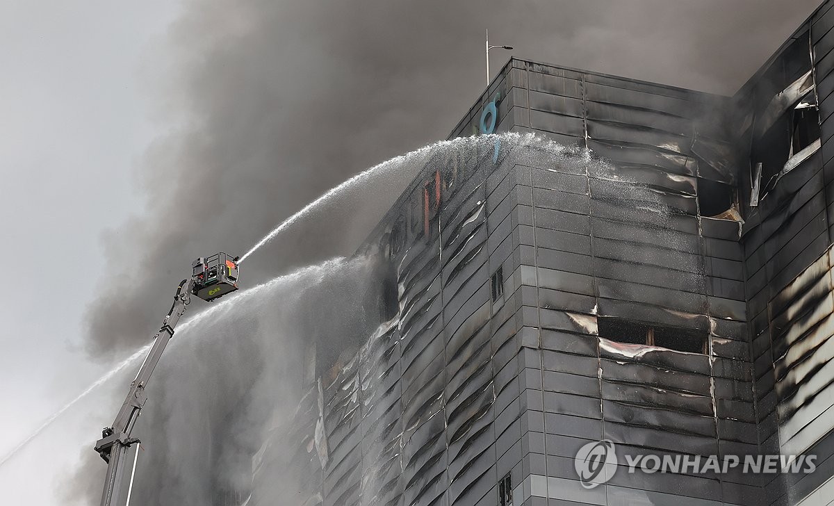 이틀째 이어지는 쿠팡 물류센터 화재 진화작업