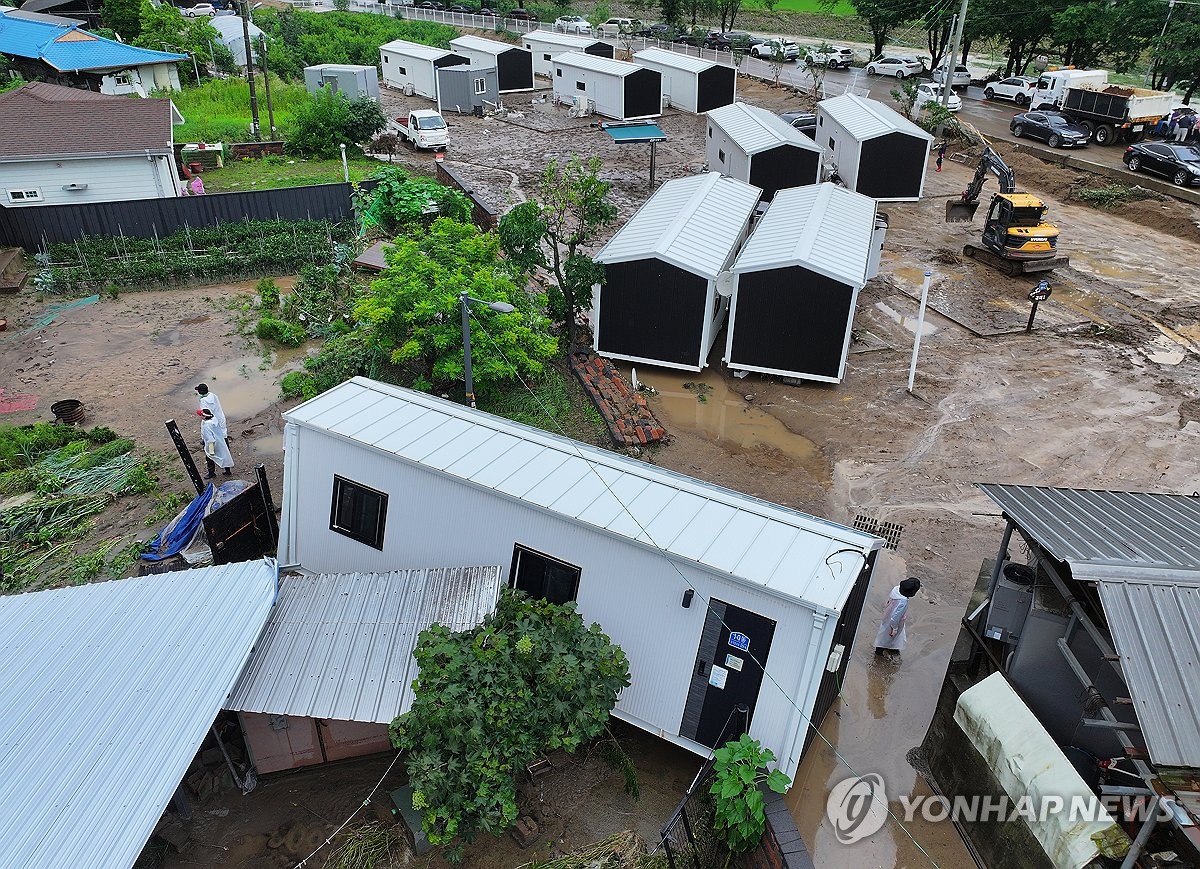 폭우에 담벼락 덮친 산불 이재민 임시주택