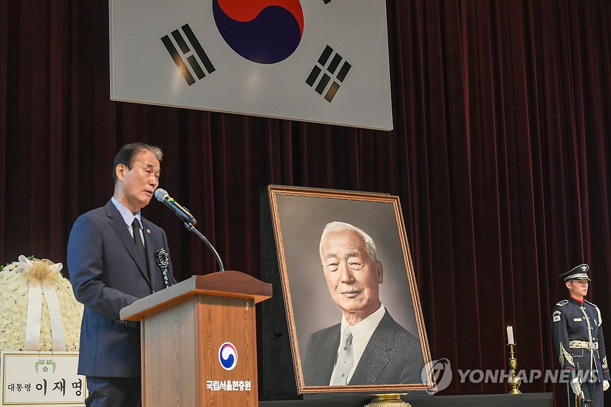 추모사 하는 권오을 국가보훈부 장관