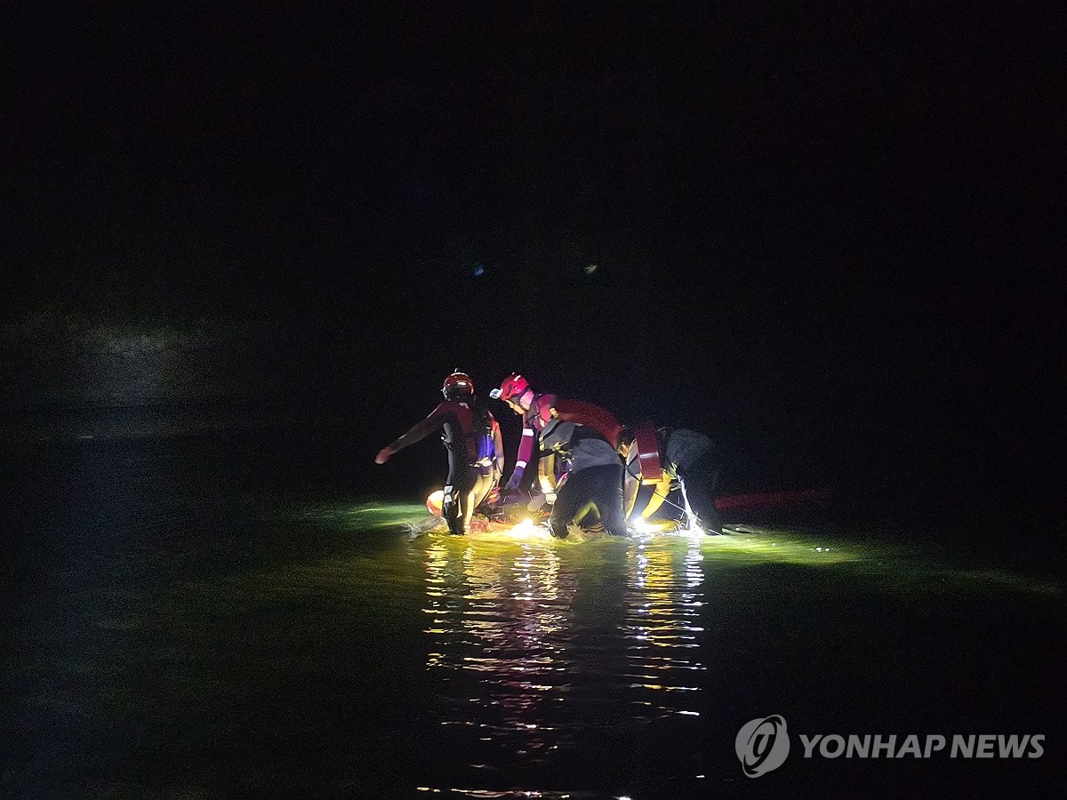 해루질객 구조하는 해경