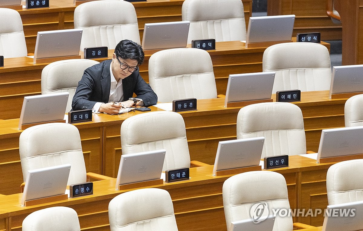 종합특검연장법 무제한 토론 듣는 한동훈 의원