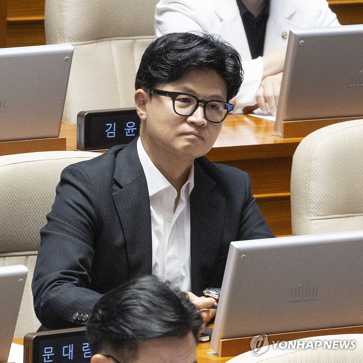종합특검연장법 무제한 토론 듣는 한동훈 의원