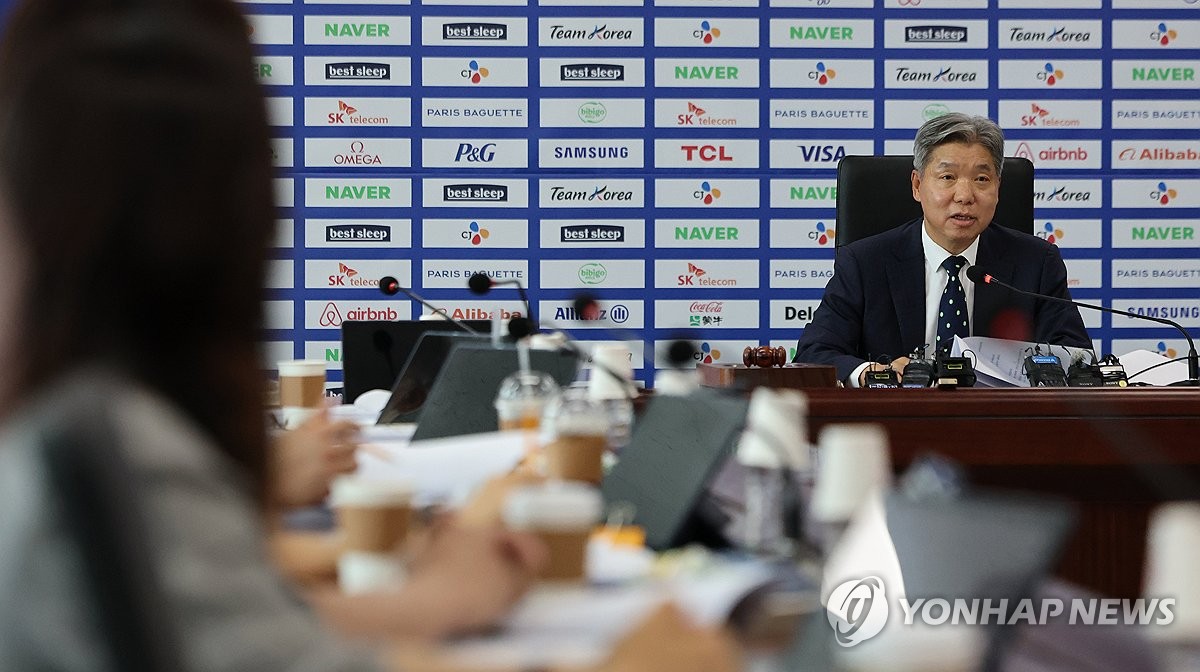 발언하는 이영진 위원장