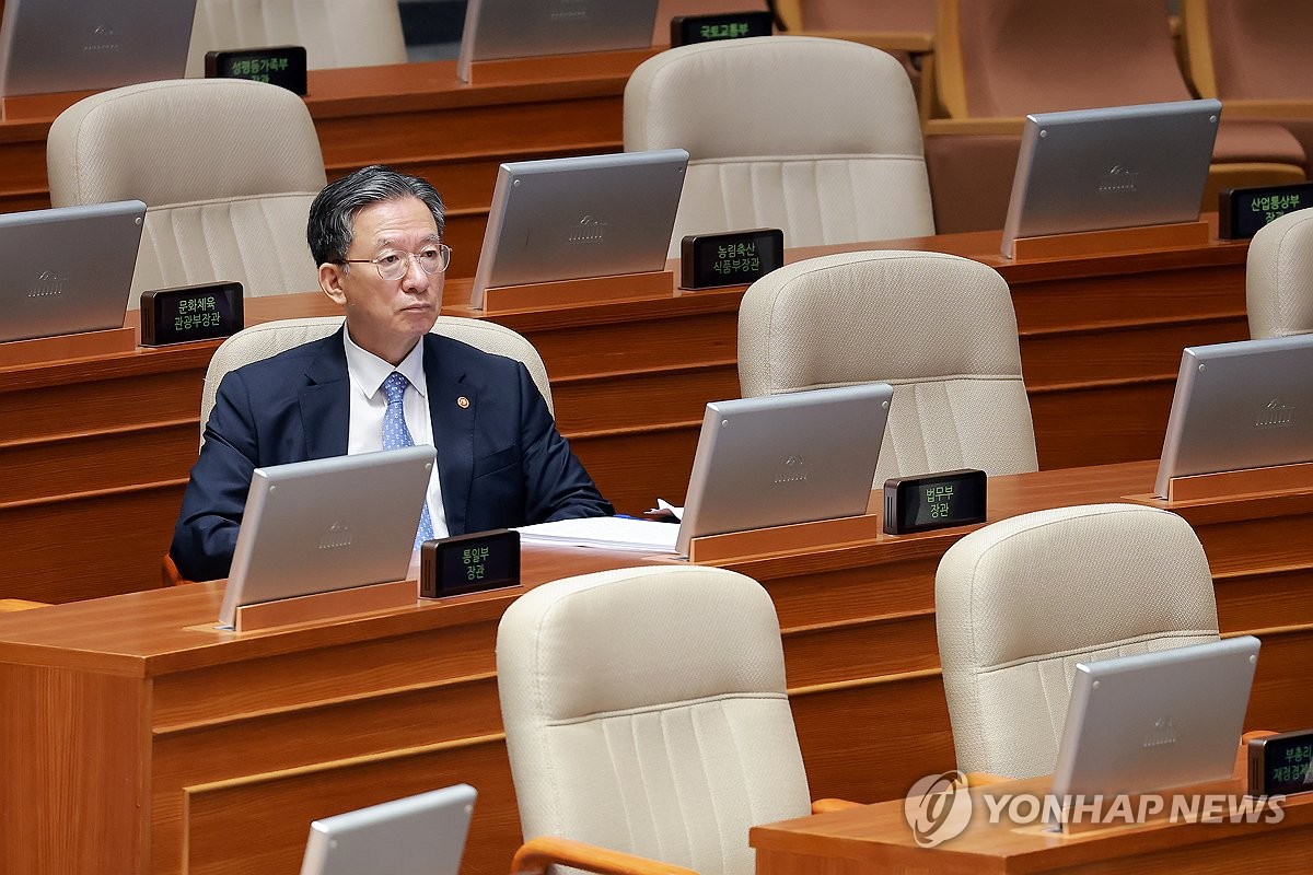 본회의장 자리 지키는 정성호 법무장관