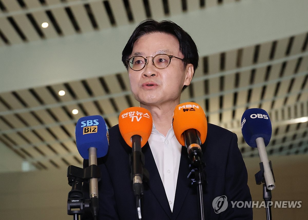 질문에 답하는 김정관 장관