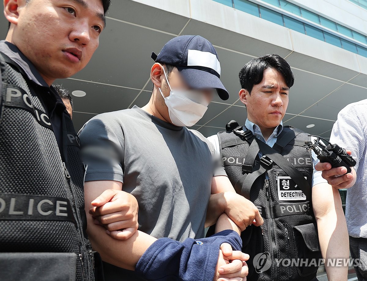 유치장 나오는 '동탄 전세사기 혐의' 검찰수사관