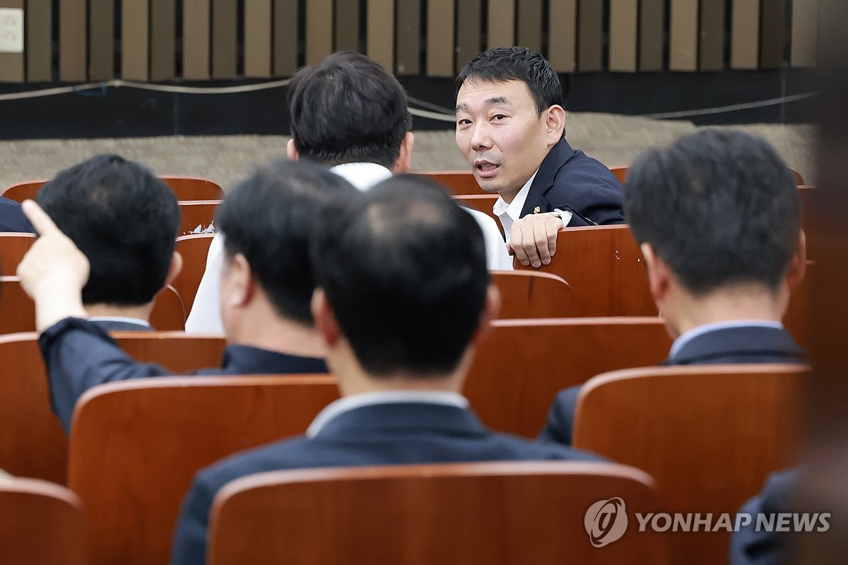'형사소송법 개정 논의' 의원총회 참석한 민주당 김용민 의원