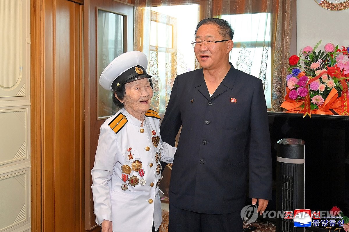 북한 당·정 간부들, 전쟁노병 가정 방문