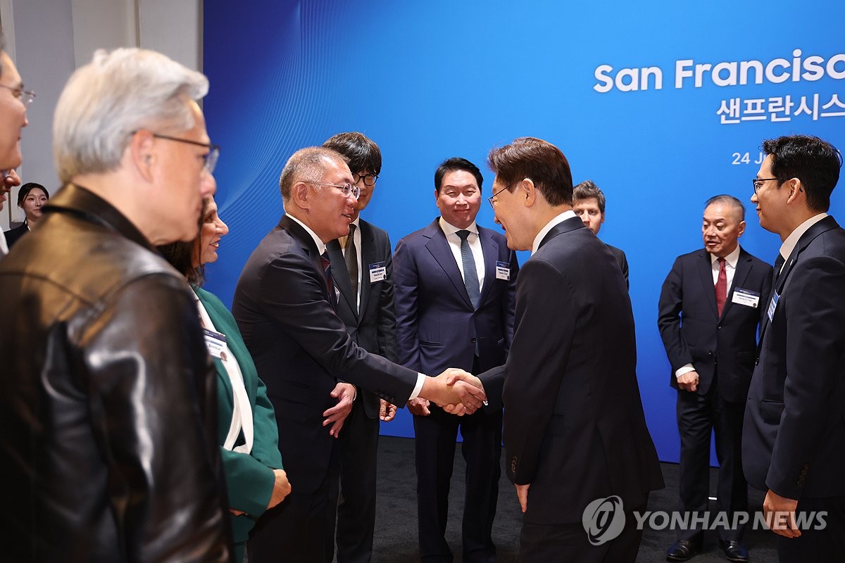 악수하는 이재명 대통령과 정의선 현대차그룹 회장