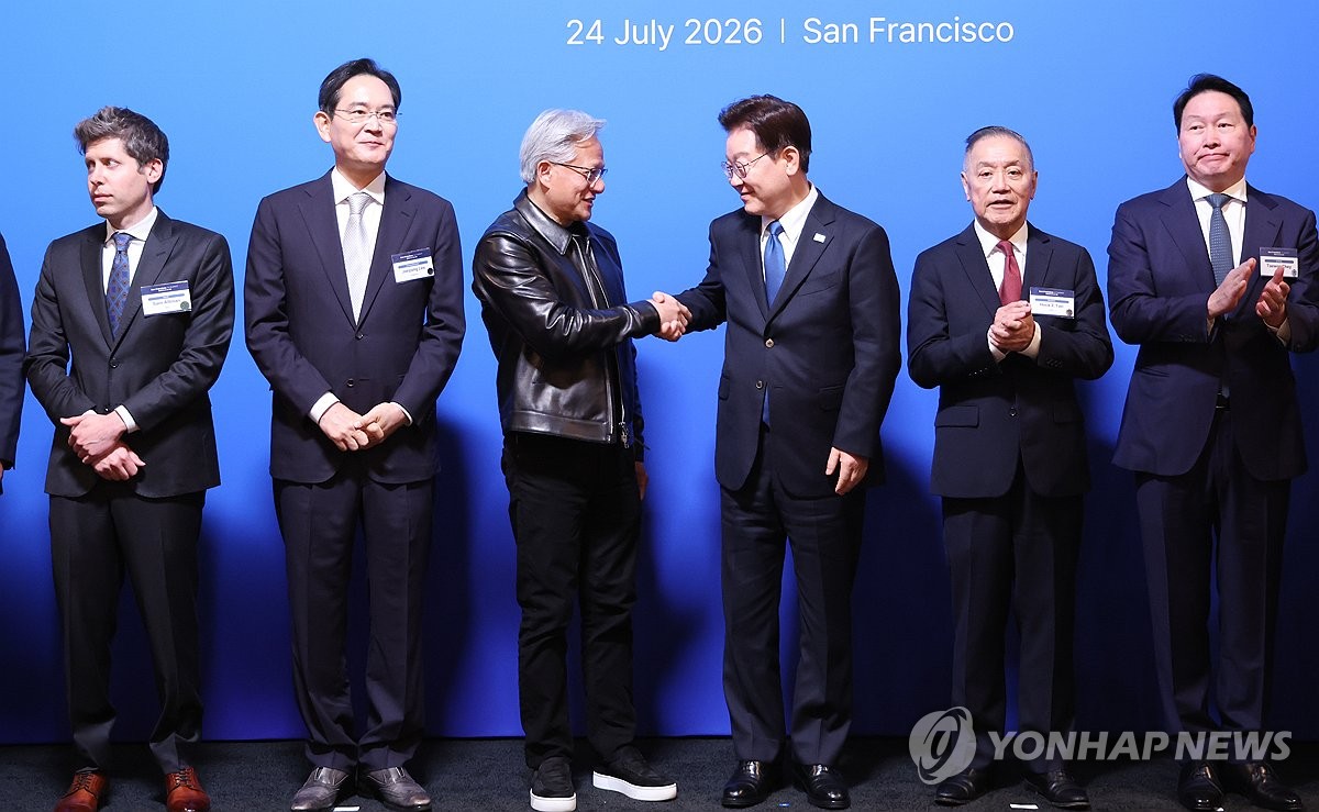 악수하는 이재명 대통령과 젠슨 황 CEO