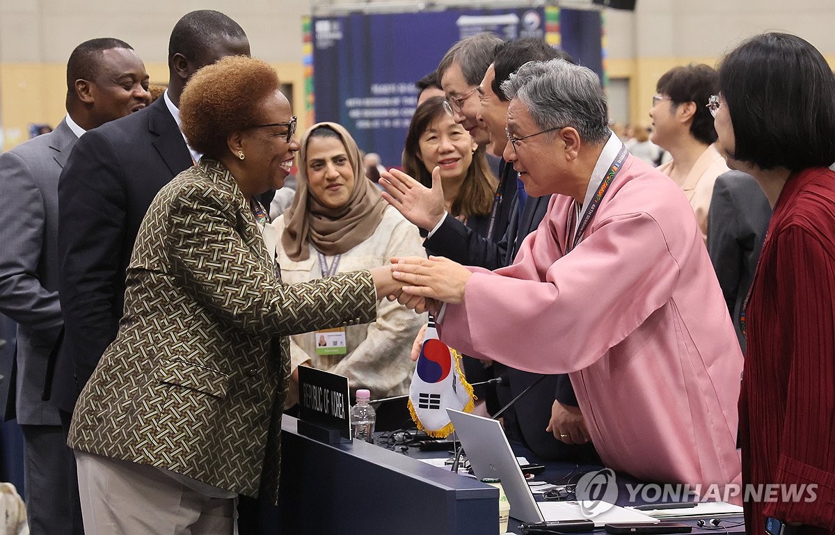 축하받는 한국의 갯벌 세계유산 확대 등재