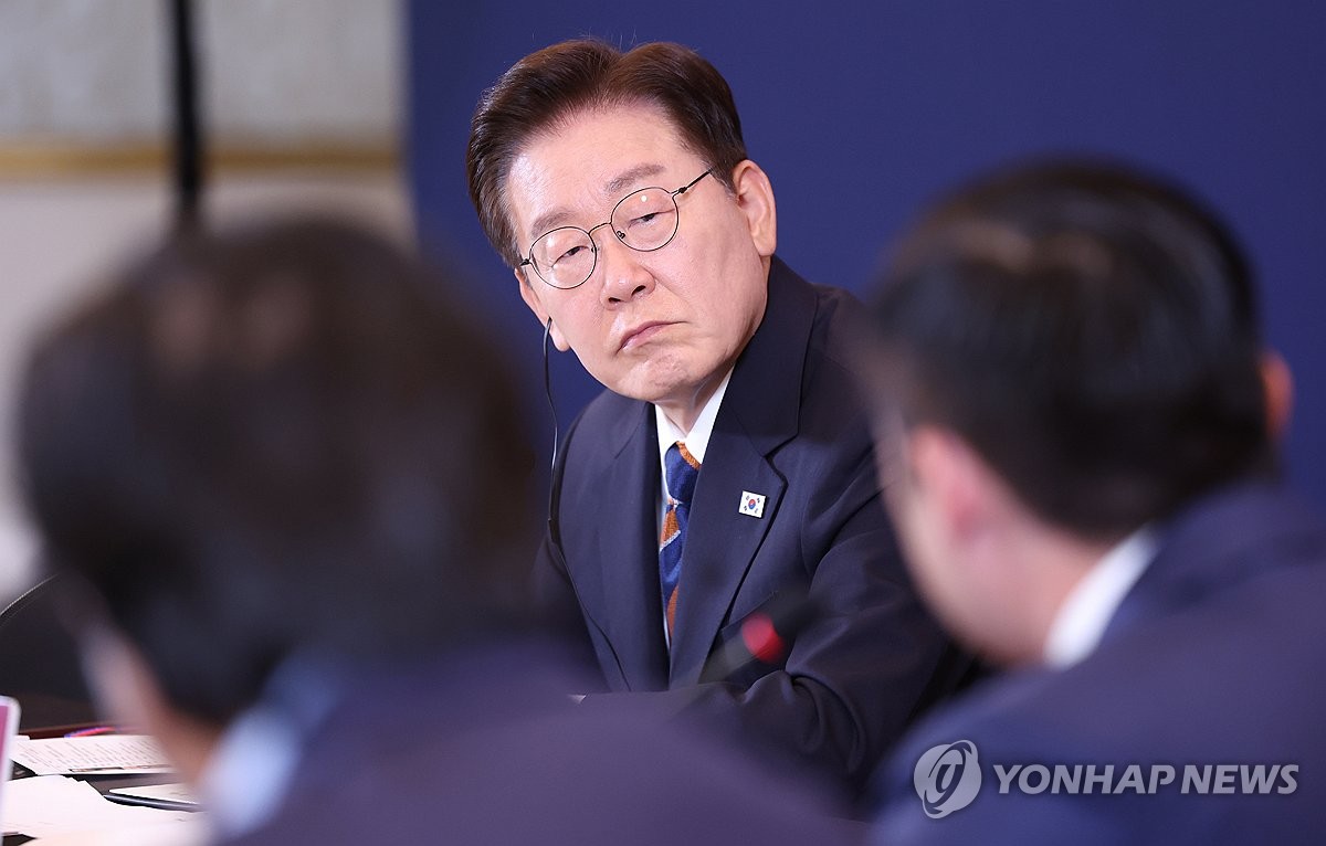 참석자 발언 듣는 이재명 대통령