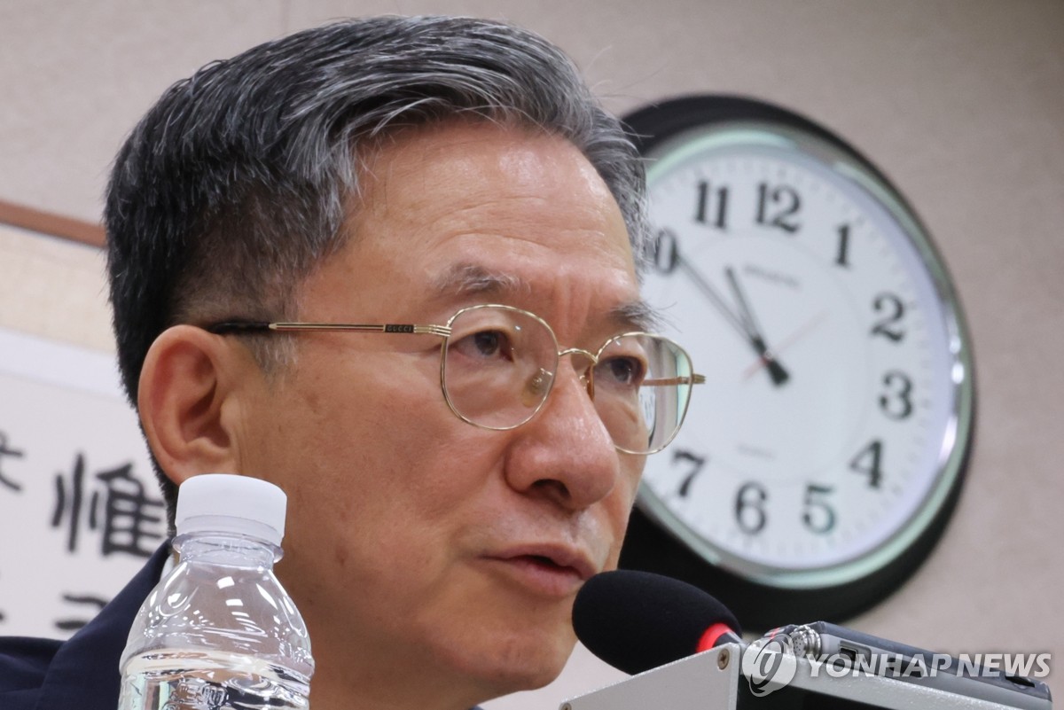 질의에 답하는 정성호 장관