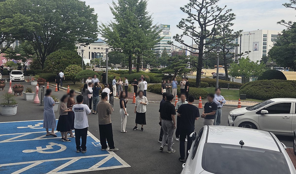 지진 대피한 시민들