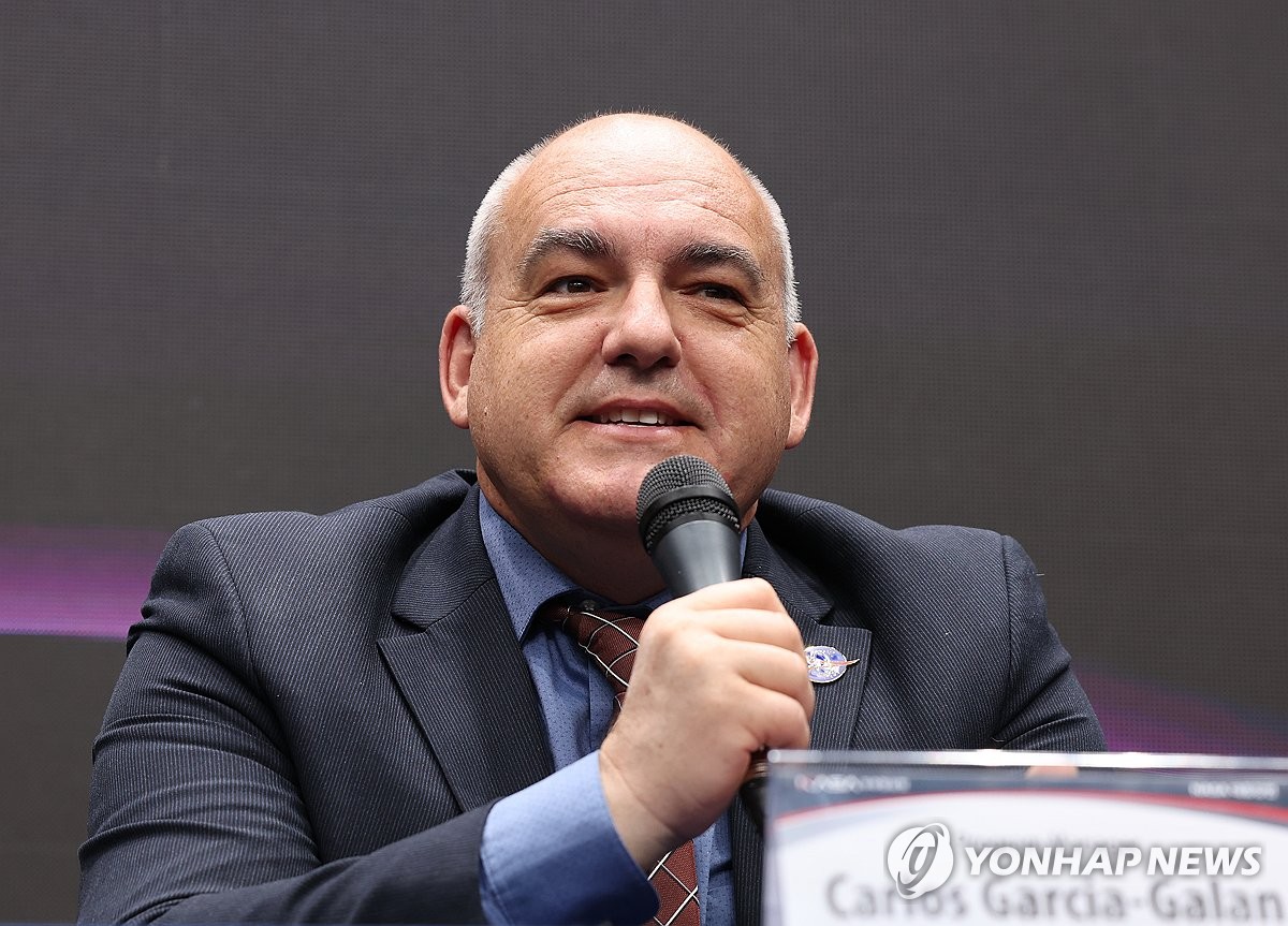 인사말하는 카를로스 가르시아 갈란 NASA 달 기지 건설 총괄