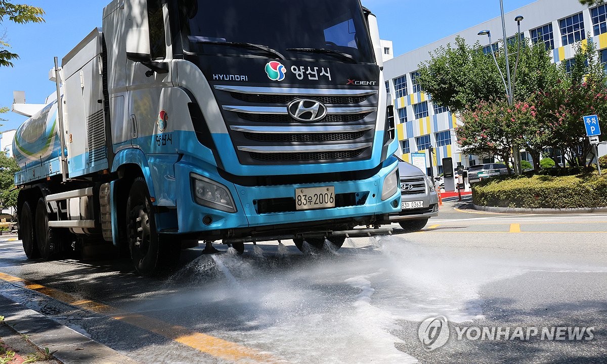 도로 열기 식히는 살수차