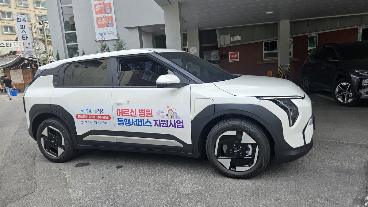 집 출발부터 약국 수령까지 밀착 지원…정읍시, 어르신 동행 전용 차량 '시동'