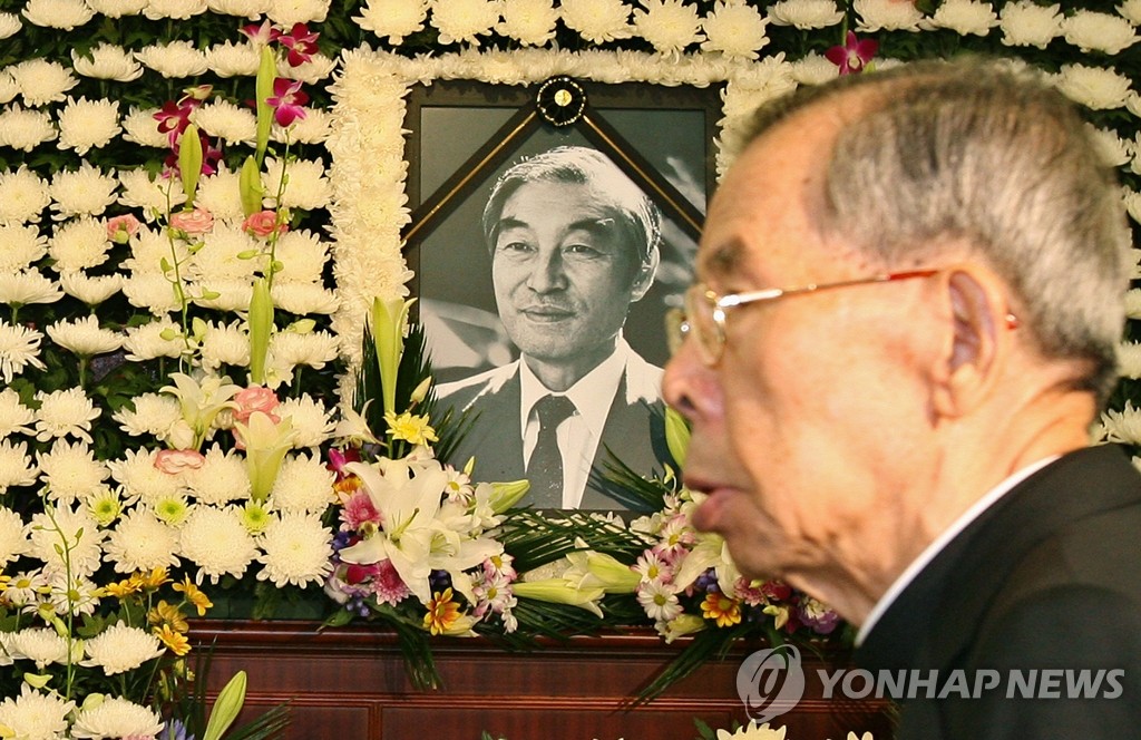 2006년 강원용 목사 빈소 찾은 김수환 추기경