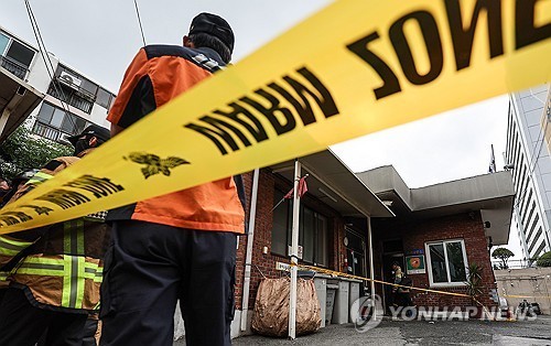 방화 추정' 통제된 아파트 관리사무소