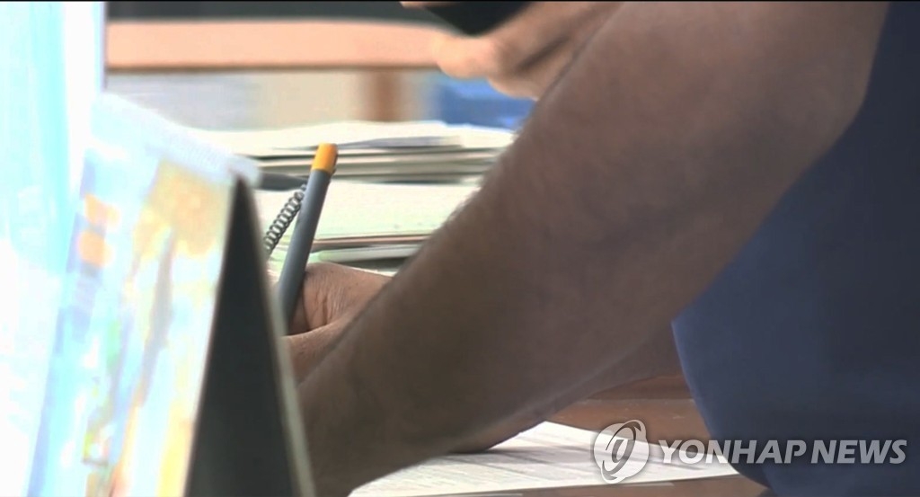 체류 신청서 작성하는 외국인. 위 사진은 기사와 직접 관련이 없습니다.