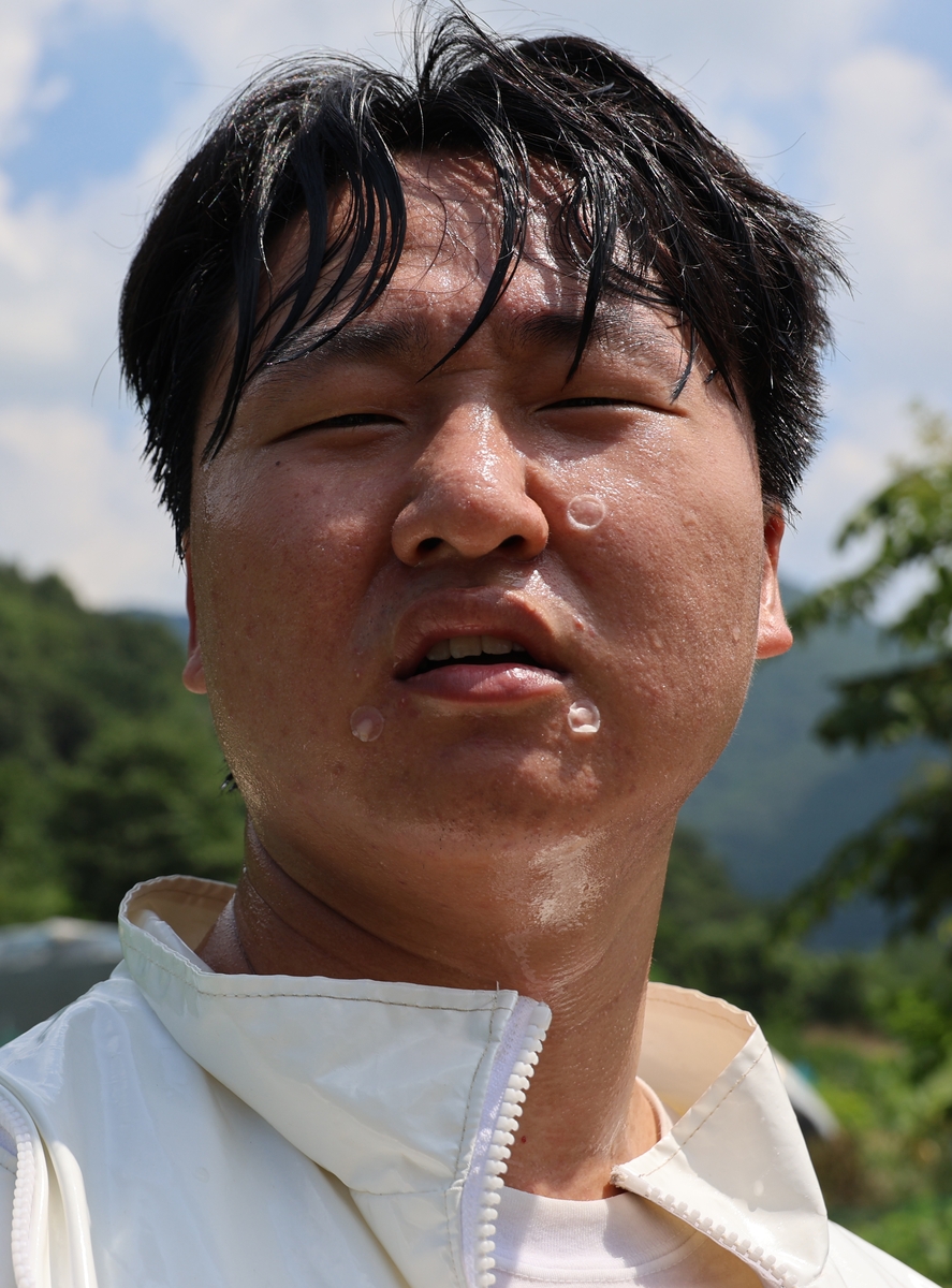 땀범벅이 된 기자의 얼굴