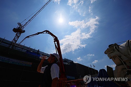 '극한더위와 사투 벌이는 건설 현장'