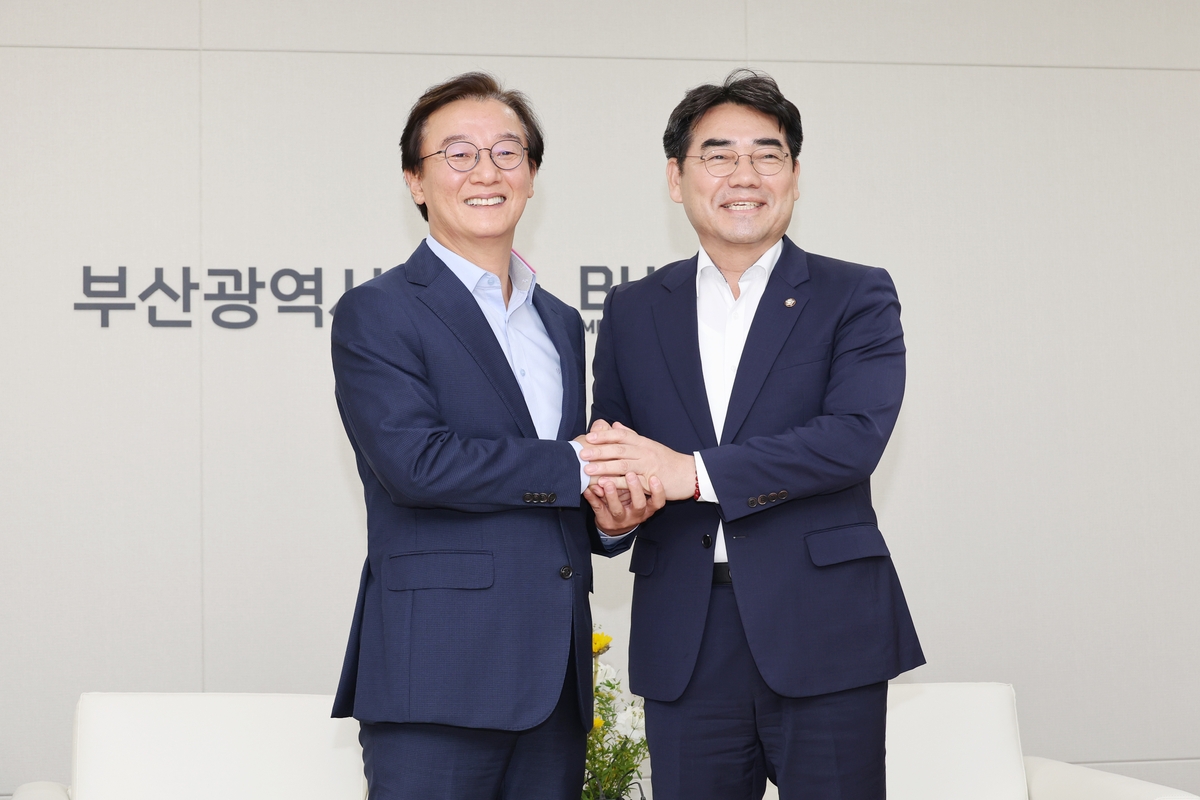 첫 회동 가진 전재수 부산시장(왼쪽)과 이성권 국민의힘 부산시당위원장