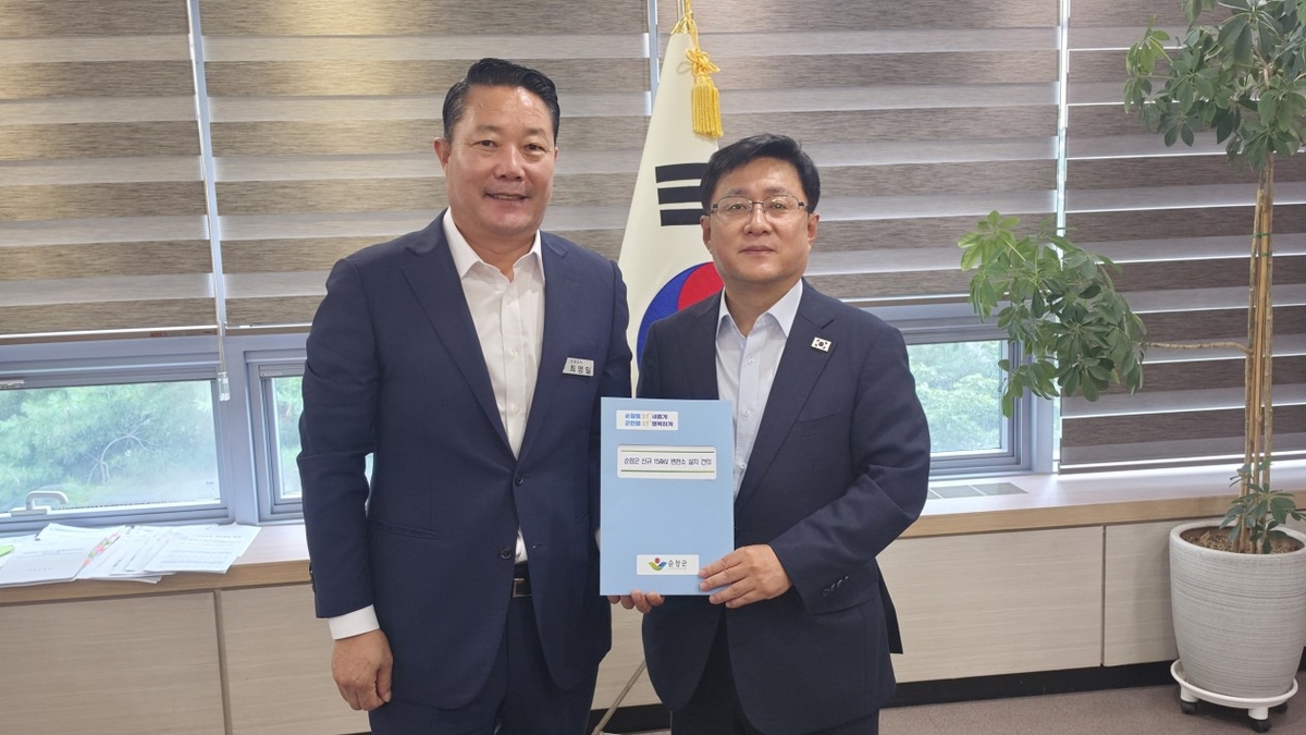 최영일 군수(왼쪽)과 김성환 장관 