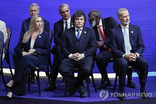 콜롬비아 대통령 취임식에 참석한 하비에르 밀레이 아르헨티나 대통령(중앙)