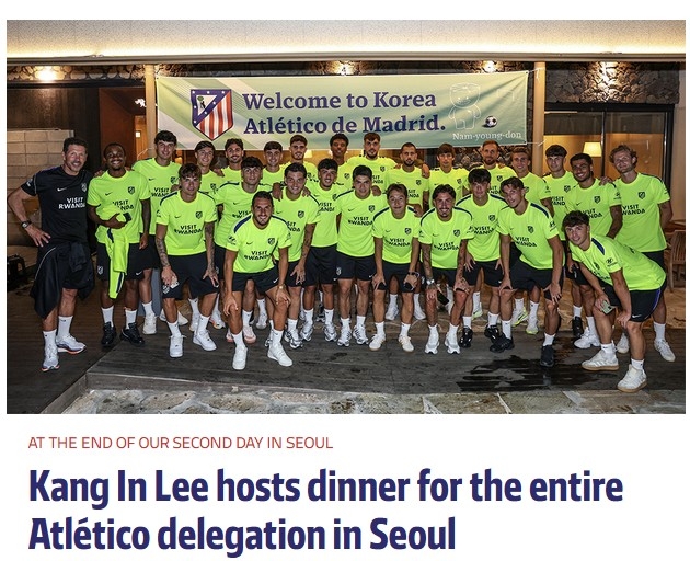 이강인이 대접한 저녁 식사 후 기념사진 찍은 아틀레티코 마드리드 선수단