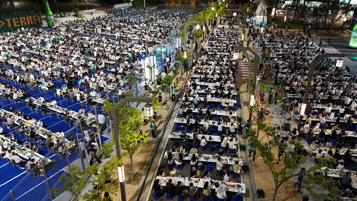 38도 폭염 기승부린 입추…입추의 여지 없었던 전주가맥축제