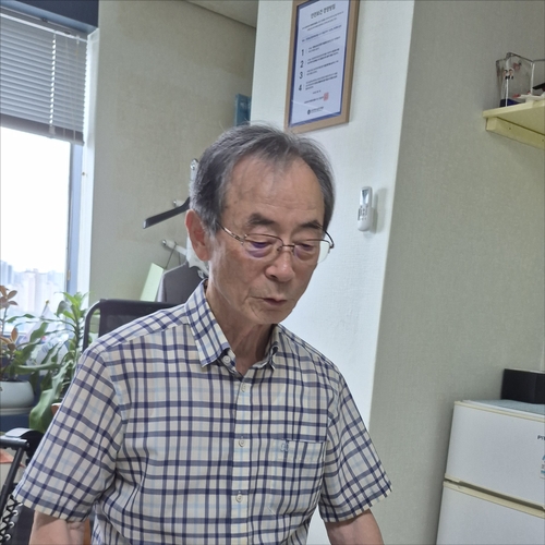 연합뉴스와 인터뷰 중인 안동만 전 소장