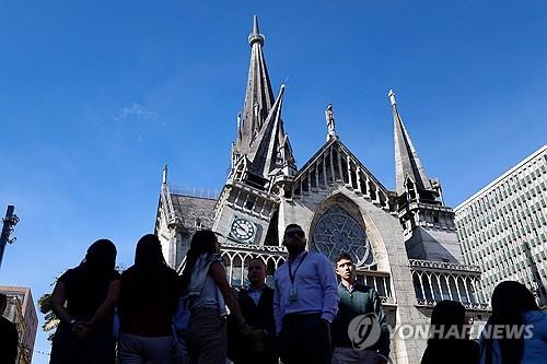 콜롬비아 마니살레스시의 붕괴된 성당 첨탑