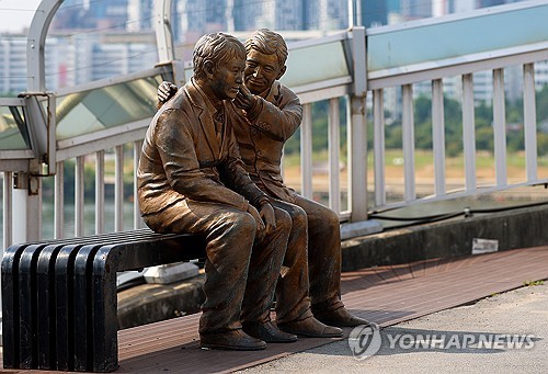 서울 마포 대교에 설치된 '한 번만 더' 동상 모습