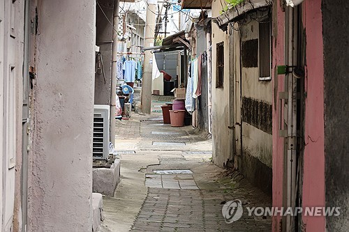 지역의 한 쪽방촌 골목
