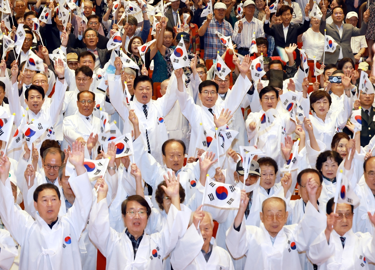 광복절 경축식 참석자들이 만세삼창을 하는 모습