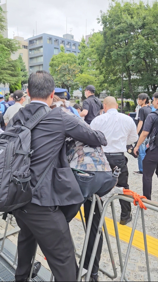 펜스를 넘는 우익단체 회원