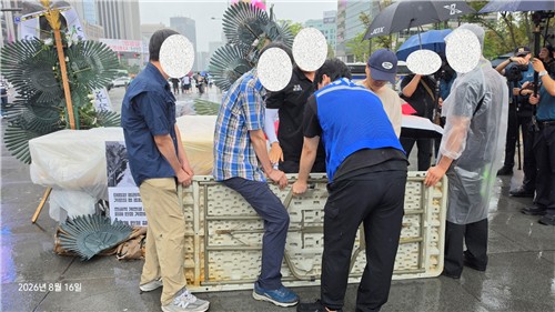 대치 중인 가습기살균제 피해자 단체와 서울시