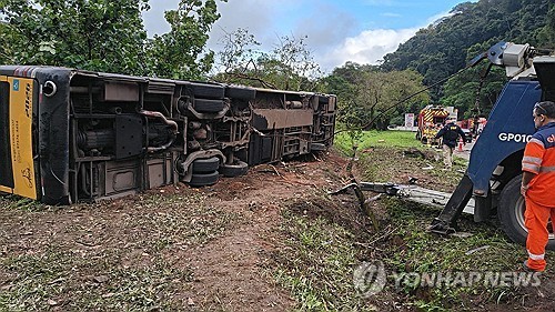 브라질 관광버스 전복 